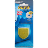 Olfa RB28-2 Verpackung zeigt zwei 28mm Rollklingen in gelber Kunststoffhülle. Hergestellt in Japan. OLFA Logo. 091511500417 OLFA-RB28-2