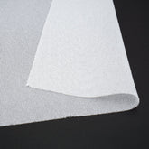 Wit stretch vlieseline, close-up van textuur en weefsel, PLAKVLIES-STRETCH-75X100-ZWART