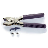 Herramienta de pinza Prym Vario con mangos morados, incluye adaptador y dos broches metálicos. PRYM390900 4002273909000