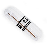 Elástico blanco, 2,5 metros de largo, enrollado con banda negra que muestra "M 2.5". PYJAMA-ELASTIEK-20MM-WIT-2,5M