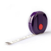 Cinta métrica retráctil morada con cinta blanca, botón rojo y extremo metálico. Marca Prym. PRYM282209 4002272822096