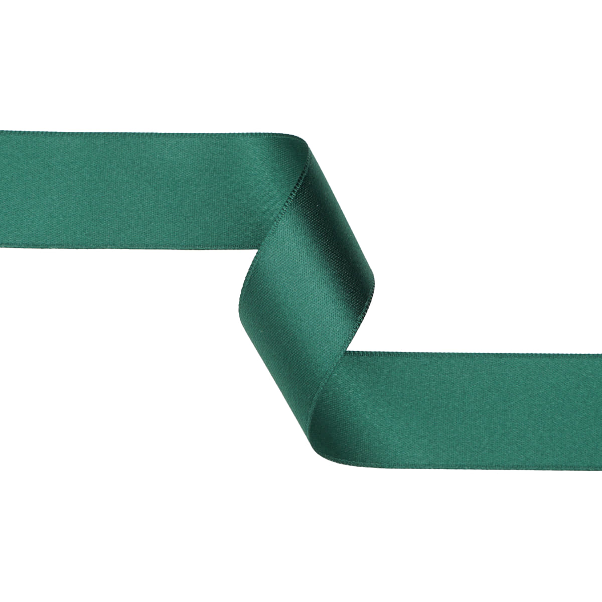 Un ruban de satin vert foncé est plié en forme de vague sur fond blanc. 1234567890123