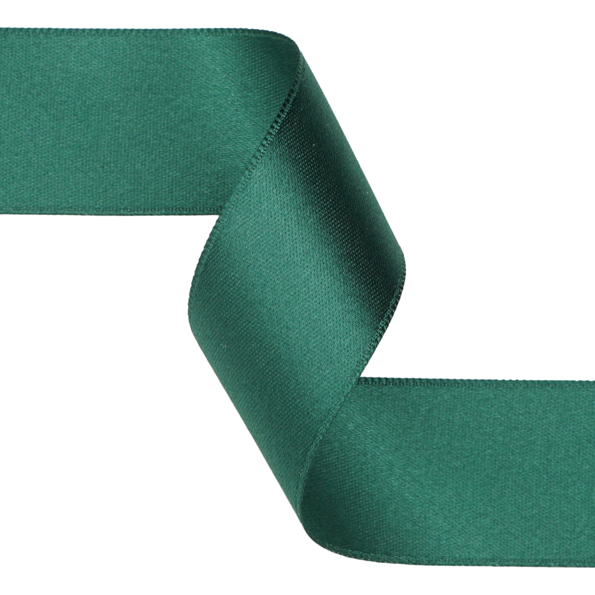 Un rouleau de ruban de satin vert foncé avec un éclat subtil, présenté lâchement sur fond blanc. 1234567890123