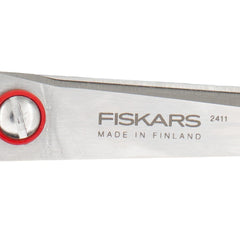 Close-up van het scharnier en het blad van de Fiskars stofschaar, met "FISKARS MADE IN FINLAND 2411" gegraveerd. 6411501985026 FISKARS-LINKS-2411 | FISKARS-LINKS-2411 | 6411501985026