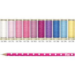 Detailopname van de 10 Gutermann allesnaaier garenklossen met kleurnummers (o.a. 800, 372, 758, 728, 663, 733, 291, 386, 196, 578) en een roze Prym krijtpotlood. 734589, 4068075077521 | GUTERMANN-SET-734589 | 4068075077521
