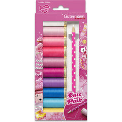 Vooraanzicht van de gesloten Gutermann naaigaren set Pink and Cute verpakking, met roze design en illustraties van naai-items. 734589, 4068075077521 | GUTERMANN-SET-734589 | 4068075077521