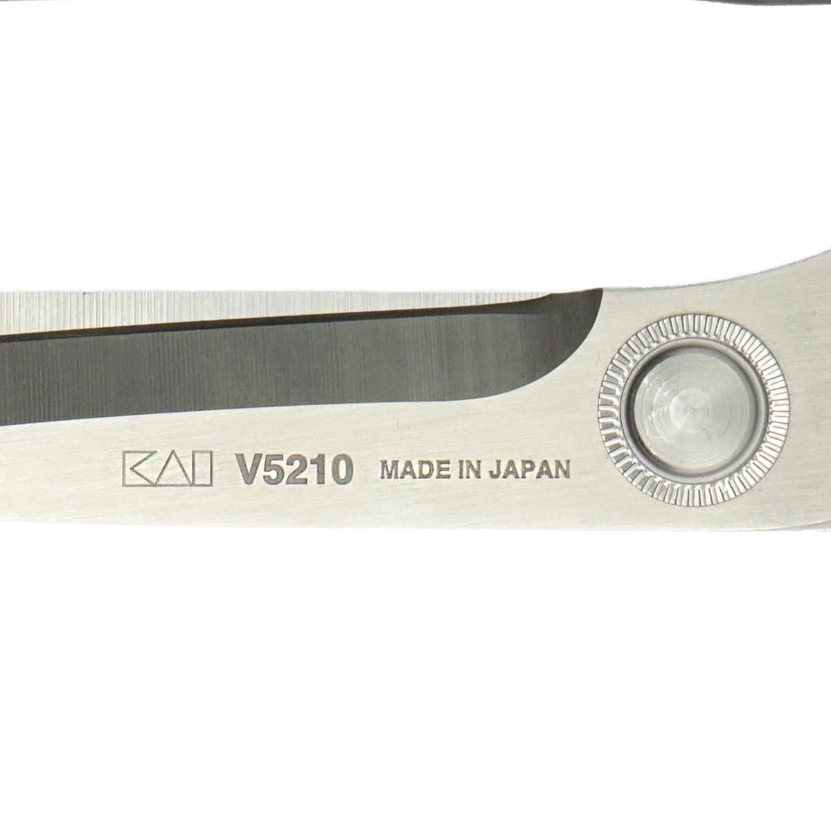 Close-up van het scharnier en "KAI V5210 MADE IN JAPAN" op het blad van de stofschaar, 4901331505003 | KAI-V5210-BLUE | 4901331505003