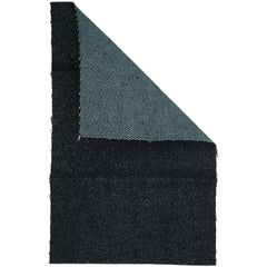 Close-up van een opgevouwen zwarte Kleiber Flexi-Patch jeans reparatiedoek, met de lijmlaag aan de bovenkant zichtbaar. FLEXI-PATCH-JEANS-BLACK-REVERSE | FLEXI-PATCH-JEANS-BLACK-REVERSE