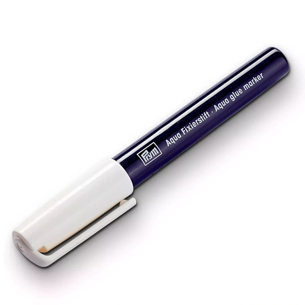 Prym Aqua Lijmstift met donkerblauwe behuizing en witte dop, liggend op een witte ondergrond, SKU 987185. | PRYM-987185