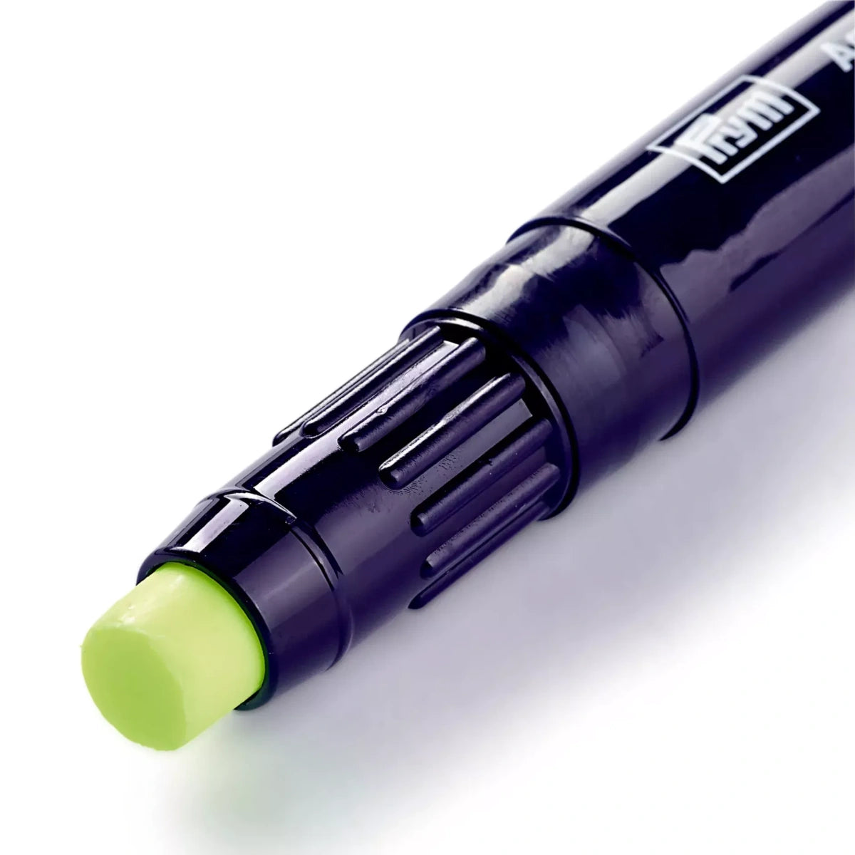Close-up van de Prym Aqua Lijmstift met de lichtgroene, wateroplosbare lijm zichtbaar aan de punt, SKU 987185. | PRYM-987185