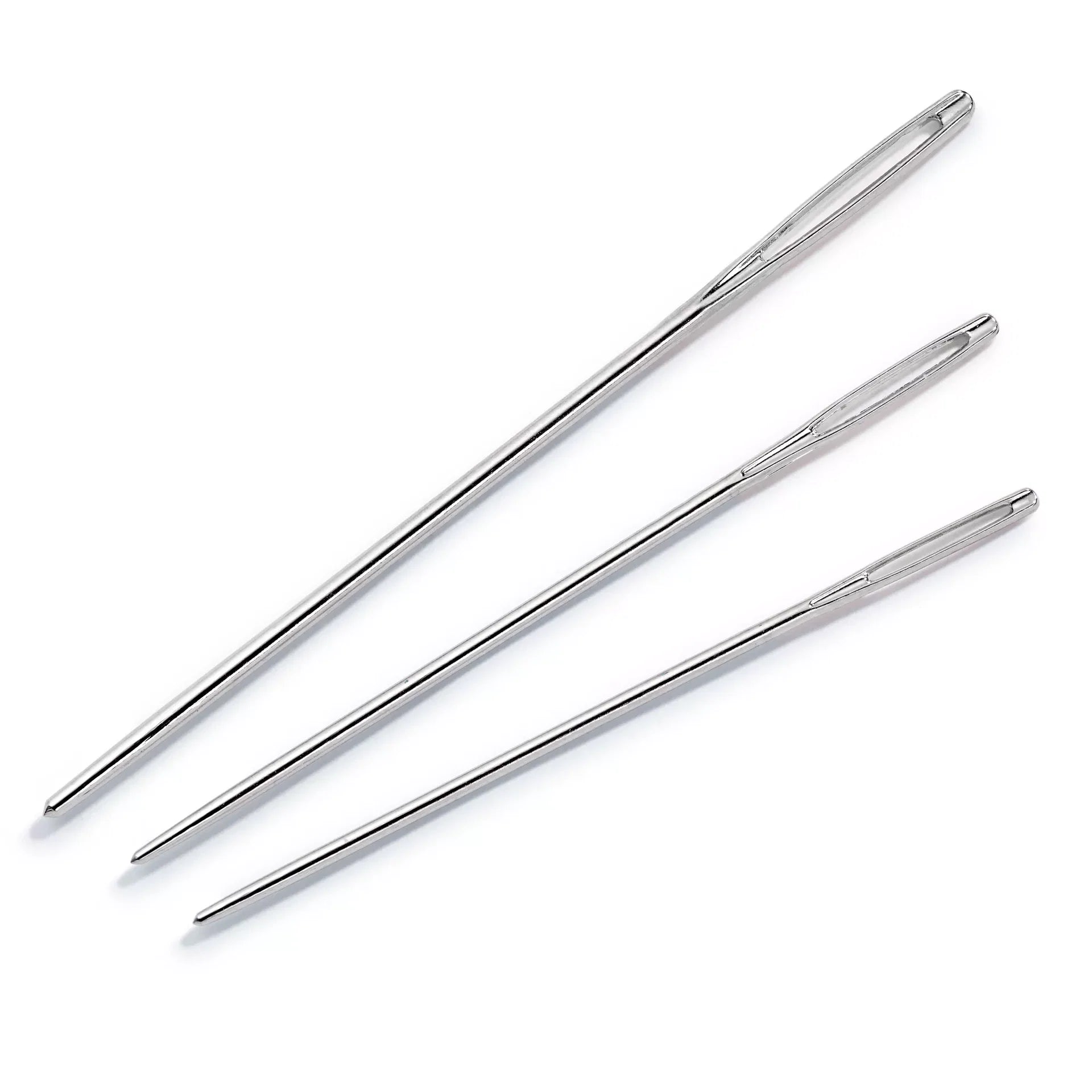 Drie zilverkleurige Prym borduurnaalden met stompe punt en groot oog op witte achtergrond | PRYM-125548 | 4002271255482