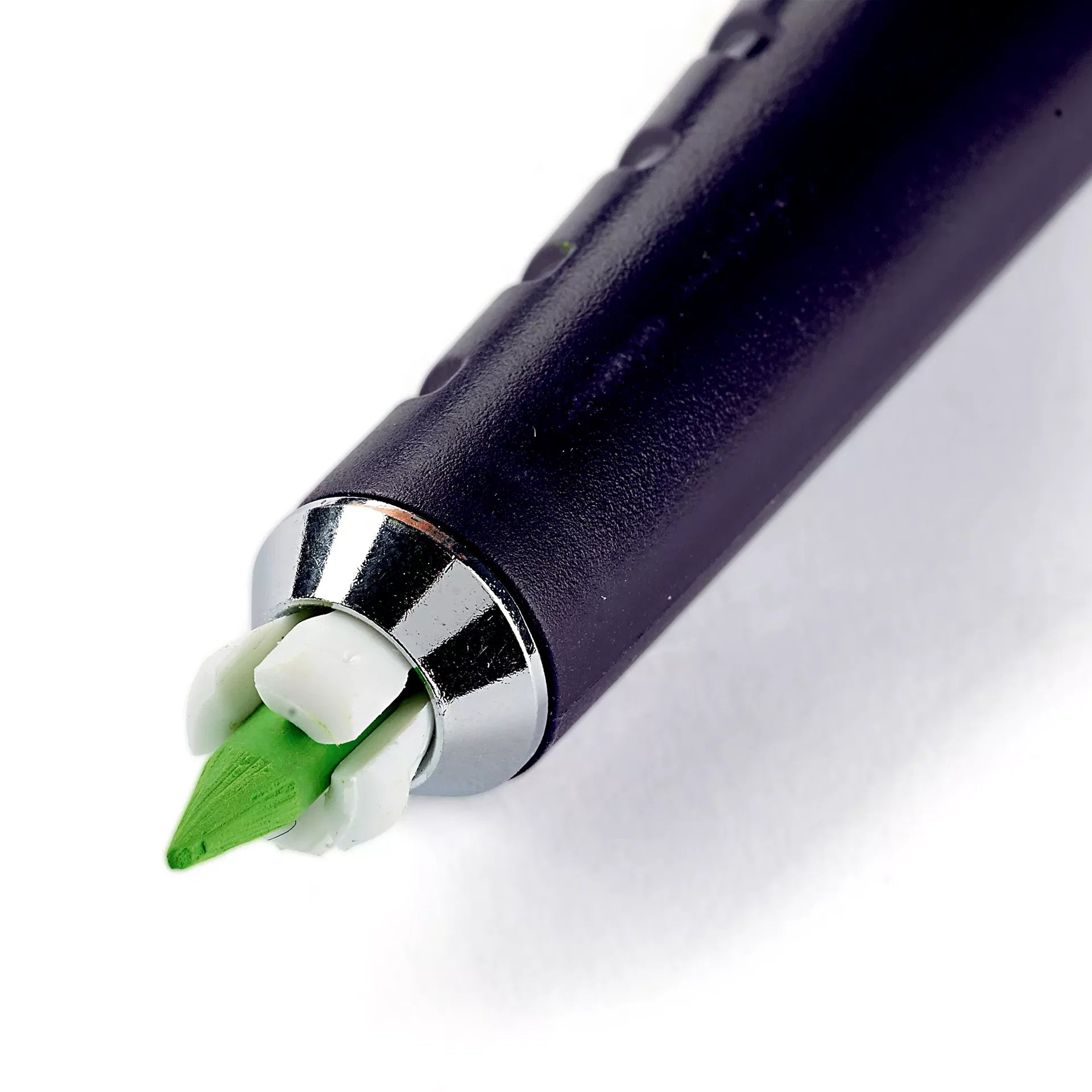 Close-up van groene krijtstift in Prym houder met metalen ring en witte klemmen | PRYM-610846 | 4002276108462