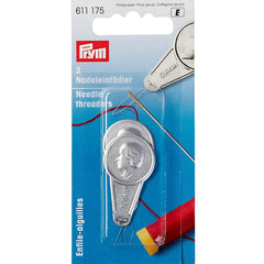 Verpakking van 2 Prym naaldeninrijgers, zilverkleurig, met naald en rood garen | PRYM-611175 | 4002276111752