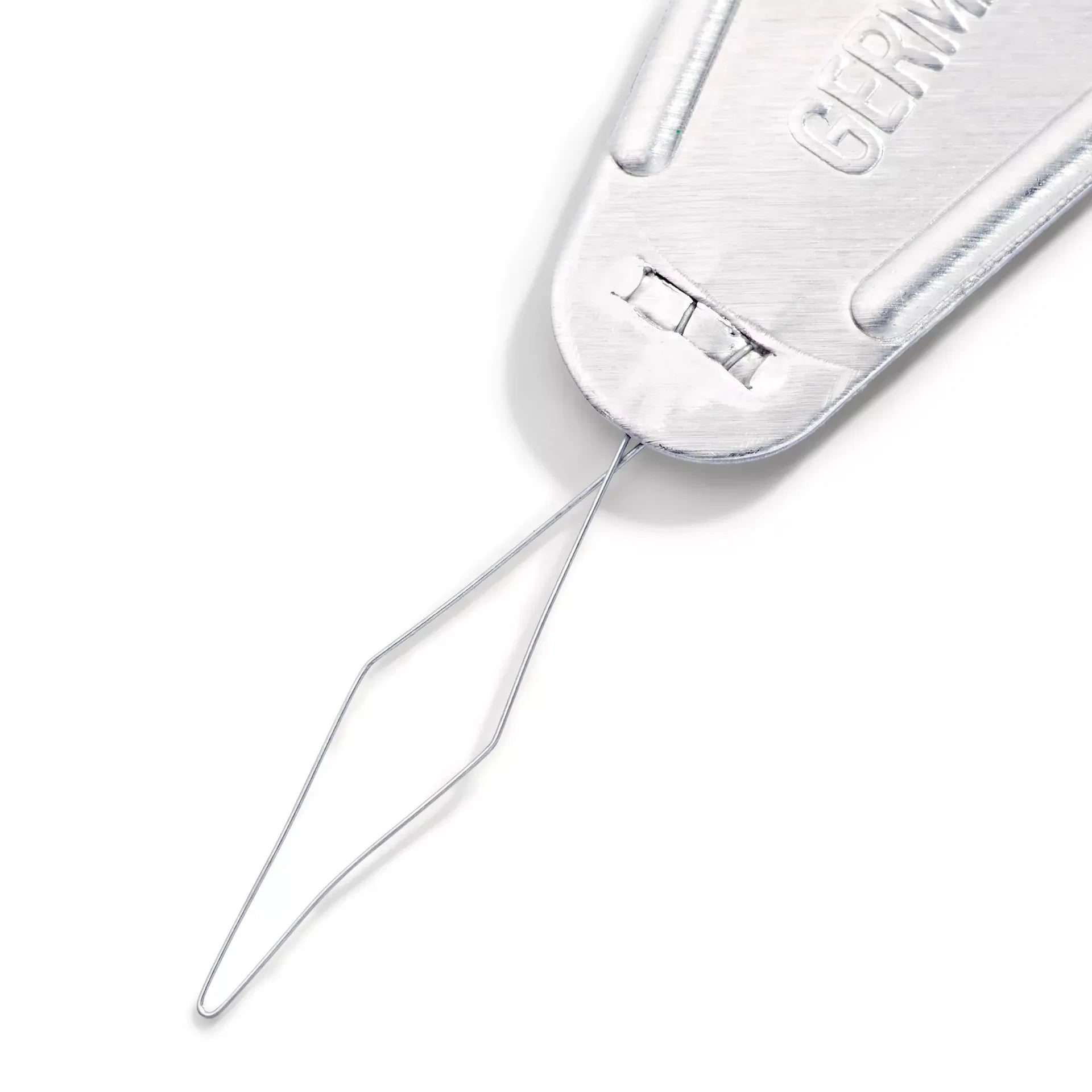 Close-up van de zilverkleurige Prym naaldeninrijger, focus op de flexibele verenstaal draadlus | PRYM-611175 | 4002276111752