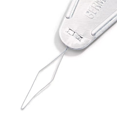 Close-up van de zilverkleurige Prym naaldeninrijger, focus op de flexibele verenstaal draadlus | PRYM-611175 | 4002276111752
