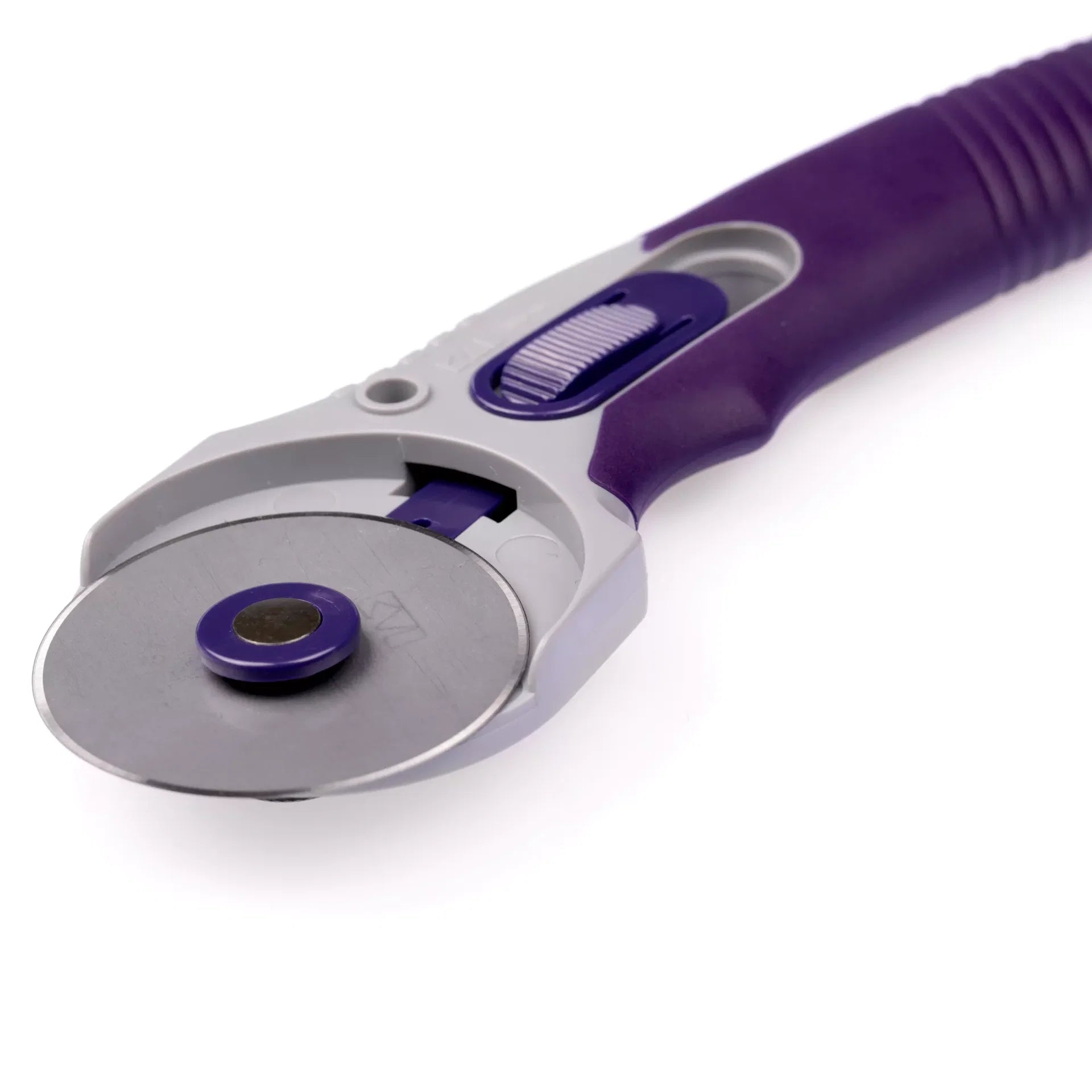 Close-up van de ergonomische grip en 45mm mes van de Prym roterende snijder, SKU PRYM-611368 | PRYM-611368 | 4002276113688