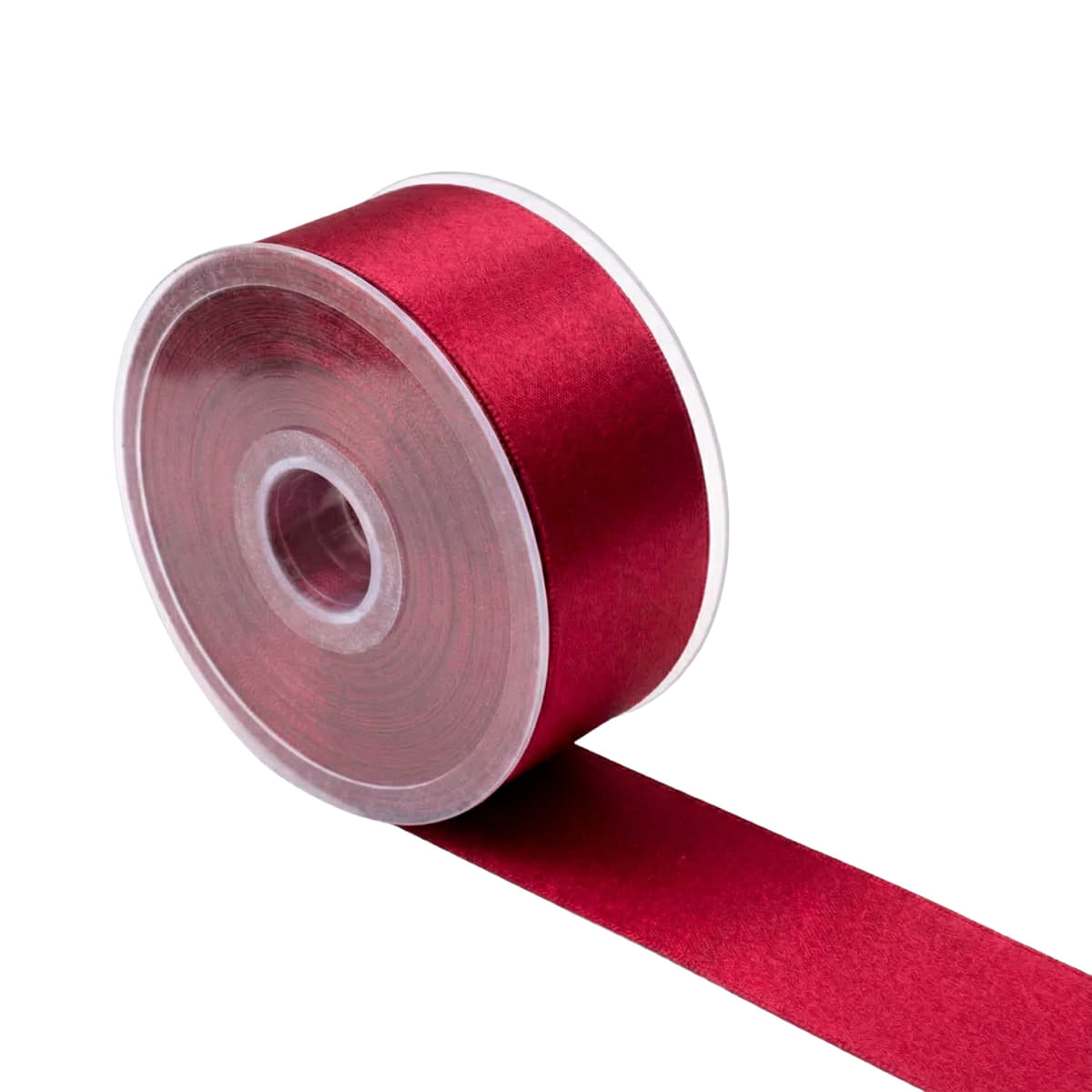 Un rouleau de ruban de satin rouge foncé sur une bobine en plastique transparent, avec une longueur de ruban déroulée. Ruban satin, 38mm de large, rouleau de 25m.