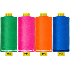 Quatre bobines de fil à coudre Gütermann Mara en polyester vert, rose, orange et bleu. MARA-SET-396-733-351-315