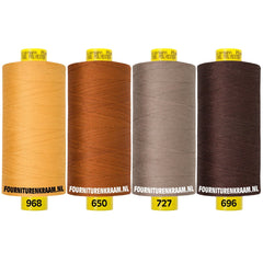 Vier Gütermann Mara polyester naaigaren spoelen in bruintinten: goud, roest, taupe, donkerbruin. MARA-SET-968.650.727.696
