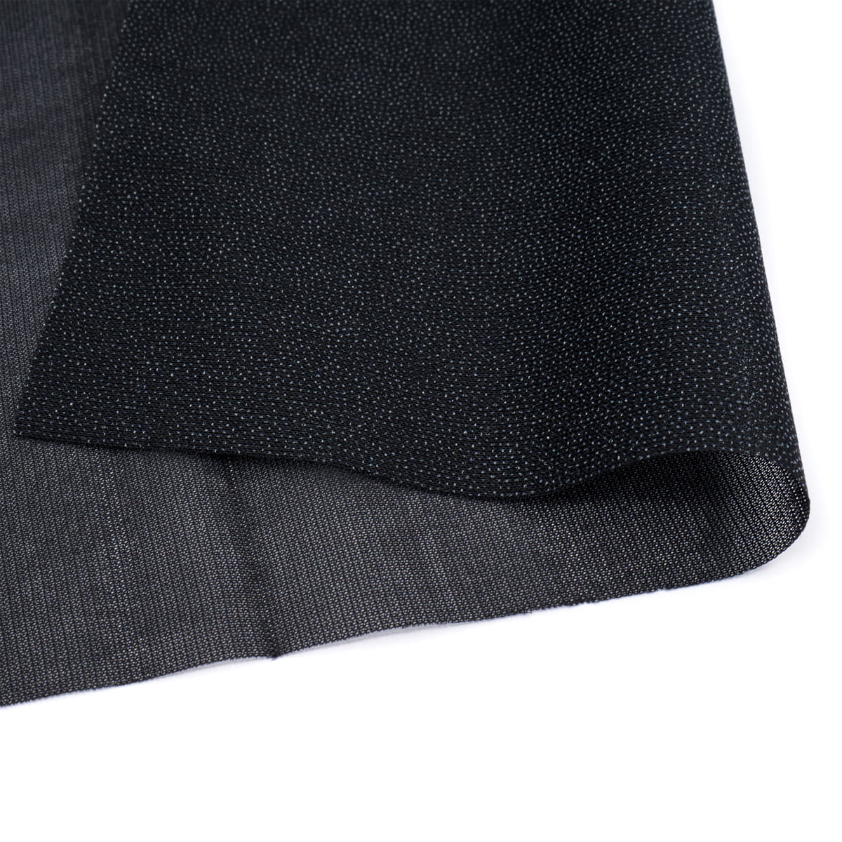 Zwarte stretch plakvlies met subtiel stipjespatroon, losjes gevouwen op witte achtergrond. 75x100cm.